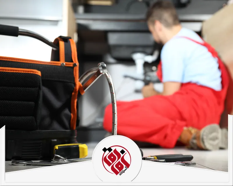 فني سباكة بالدمام 0559915333 افاق المملكة فني سباكة ينفذ فحصًا وإصلاحًا عمليًا لأحد التوصيلات الداخلية باستخدام أدوات مخصصة داخل موقع العمل