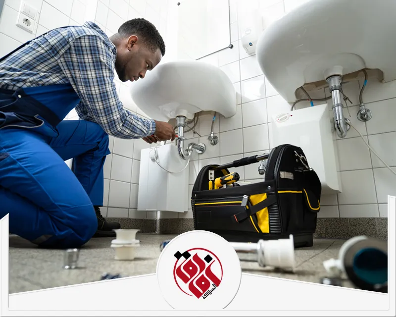 سباكة حمامات الدمام 0559915333 افاق المملكة فني سباكة يفحص التوصيلات أسفل الحوض ويجري أعمال صيانة دقيقة باستخدام معدات مخصصة