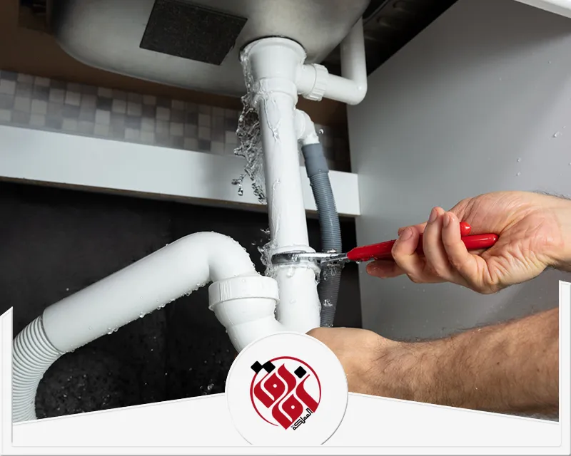 سباك ممتاز بالدمام 0559915333 افاق المملكة تلف وتسرب في ماسورة الصرف أسفل الحوض يستدعي صيانة سباكة فورية لمنع تلف الخزانة وتفاقم مشكلة المياه