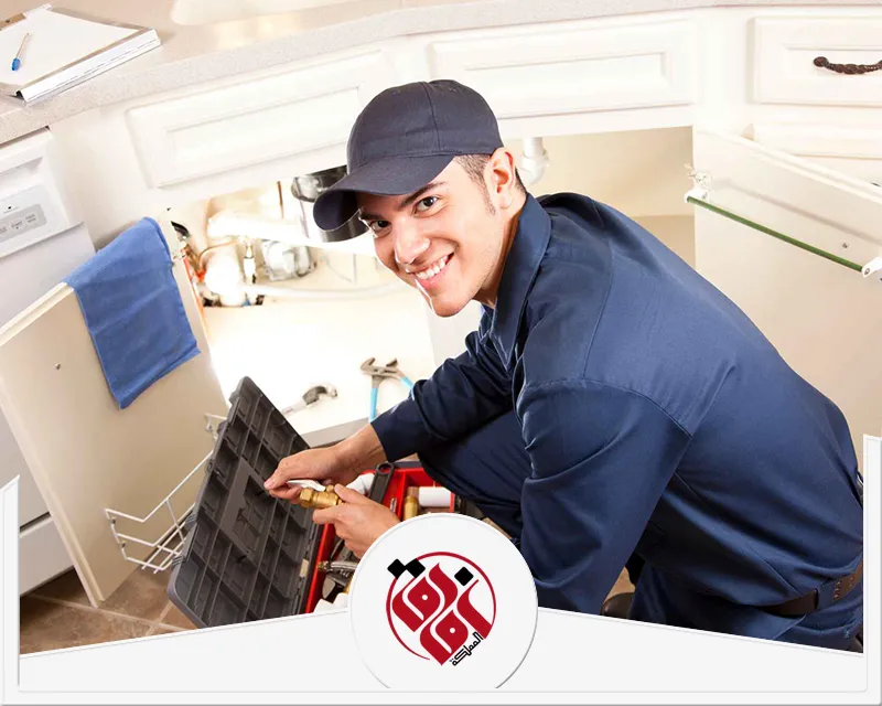 سباك في الدمام 0559915333 افاق المملكة فني سباكة محترف يفحص التوصيلات بدقة داخل المطبخ وينفذ أعمال الصيانة بكفاءة وجودة عالية.