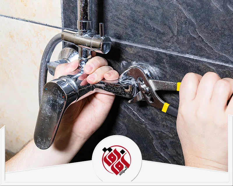 سباك الدمام لاصلاح تسربات المياه 0559915333 افاق المملكة فني سباكة محترف، ينفذ إصلاح تسرب المياه بدقة باستخدام أدوات متخصصة لضمان إحكام الوصلات بكفاءة عالية.