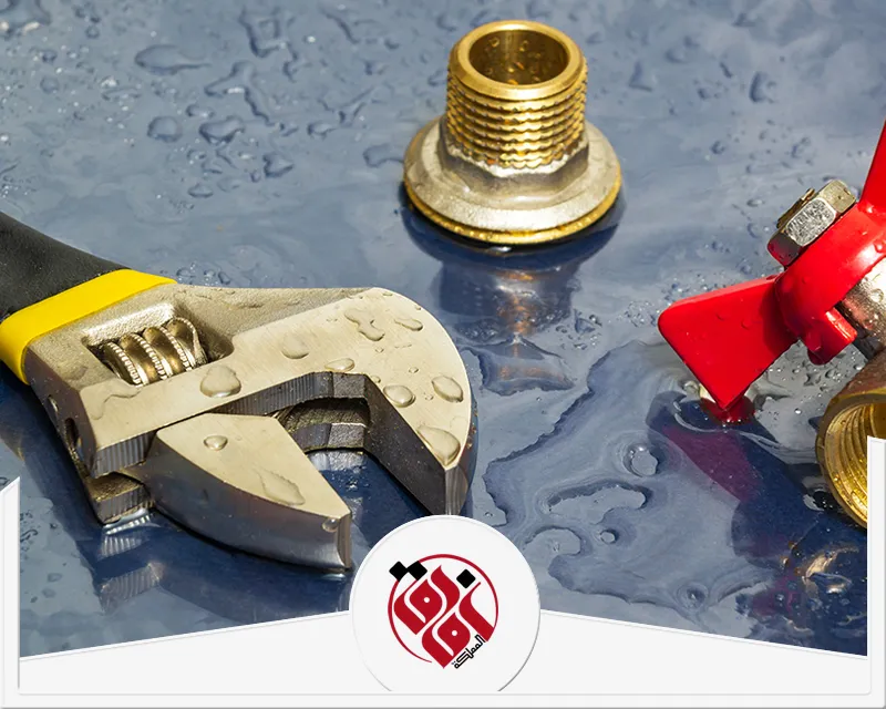 صيانة سباكة منزلية الدمام 0559915333 افاق المملكة أدوات سباكة وقطعة نحاسية أثناء فحص دقيق للتسربات وتنفيذ أعمال صيانة منزلية باحترافية واضحة