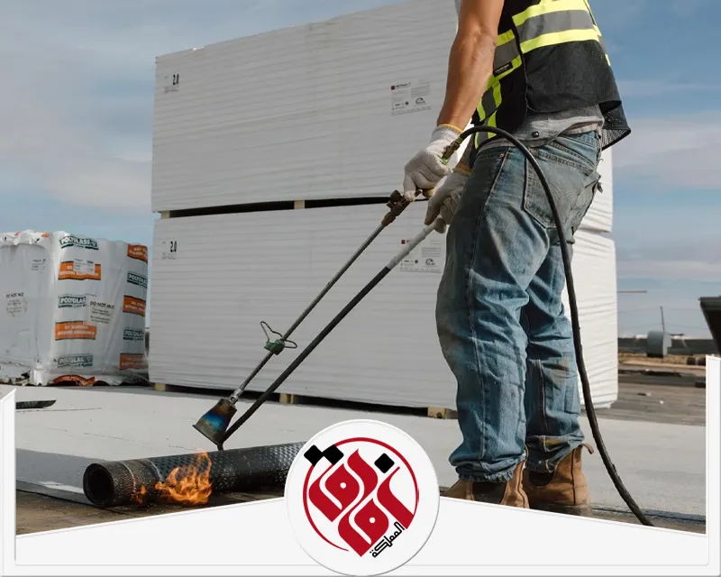 شركة عزل مائي بالاحساء 0559915333 شركة افاق المملكة تثبيت لفائف العزل المائي بالحرارة لضمان حماية الأسطح من التسربات المائية بالأحساء.