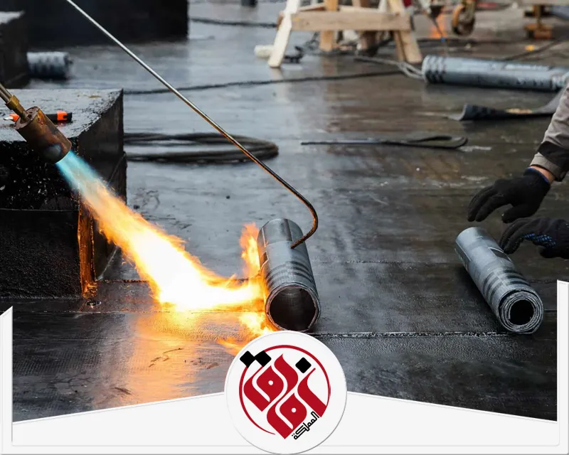 عزل الاسطح بالبيوتيمين بالاحساء 0559915333 شركة افاق المملكة احترافية في صهر رولات البيوتيمين لإنشاء طبقة حماية صلبة تدوم طويلاً ضد الرطوبة والحرارة.