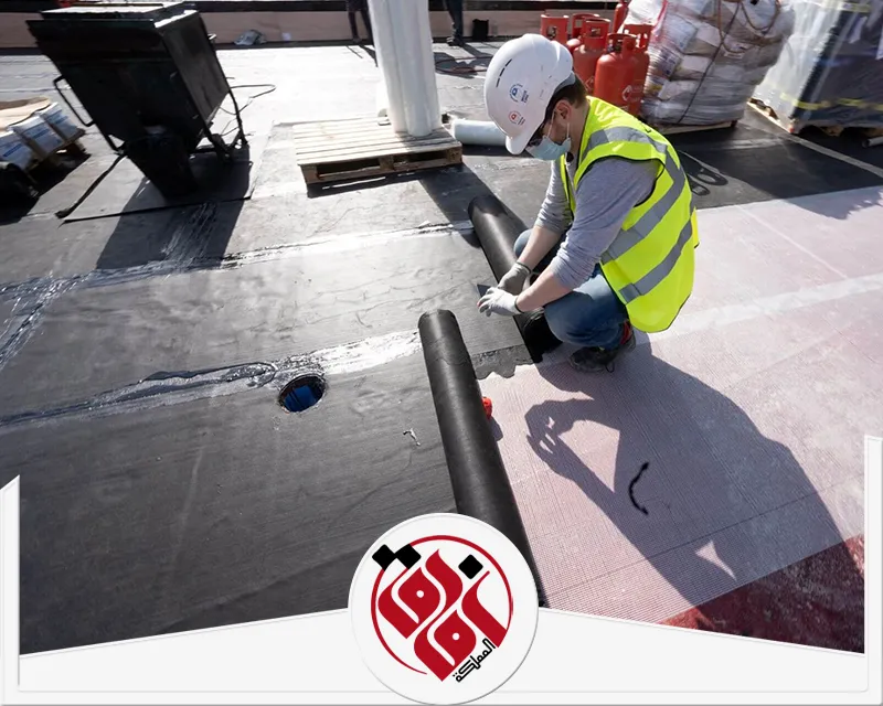 شركة عزل حراري بالاحساء 0559915333 شركة افاق المملكة دقة متناهية في محاذاة رولات العزل المائي لضمان تغطية شاملة لكافة زوايا الأسطح بالأحساء.