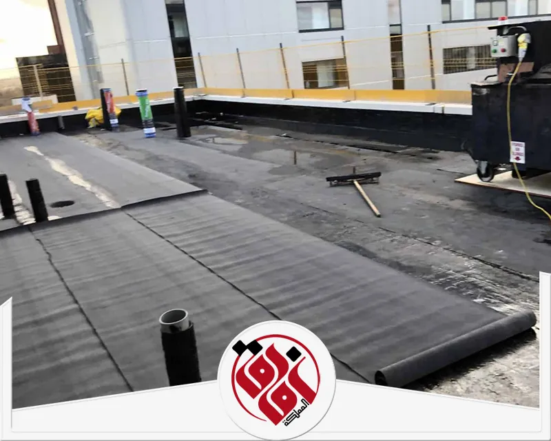 عزل الارضيات بالاحساء 0559915333 شركة افاق المملكة مرحلة تنفيذ العزل المائي لسطح المبنى باستخدام لفائف بيتومين قبل الإنهاء النهائي للعزل.