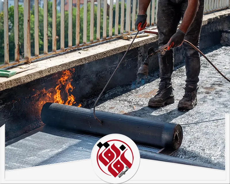 شركة عوازل بالاحساء 0559915333 شركة افاق المملكة تثبيت طبقات عزل بيتومينية حرارية على سطح المبنى باستخدام اللهب لضمان إحكام العزل المائي.
