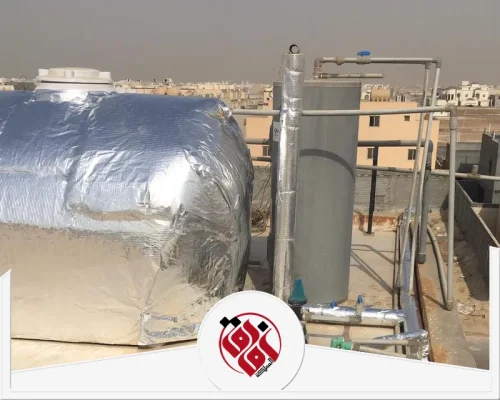 عزل المواسير بالصوف الصخري بالدمام 0559915333 افاق المملكة عزل مواسير المياه فوق الأسطح باستخدام لفائف الألمنيوم العاكسة، مما يوفر عزل حراري يحمي التمديدات من الشمس.