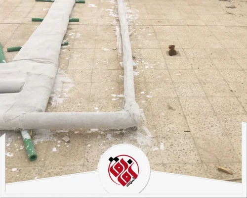 تركيب عازل مواسير المياه بالقطيف 0559915333 افاق المملكة عزل مواسير المياه فوق أسطح المنازل، حيث تم تغليف خطوط الأنابيب بطبقة عازلة بيضاء متينة