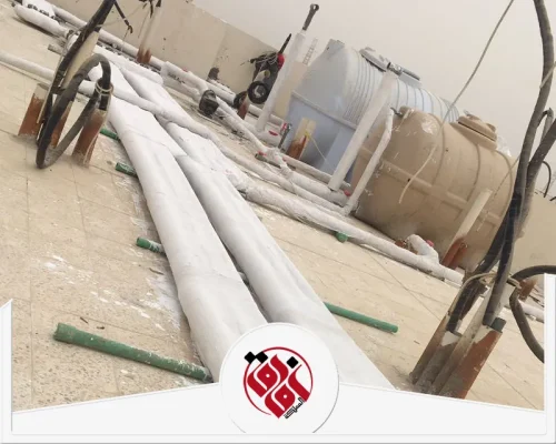 عزل مواسير السباكة المعلقة في القطيف 0559915333 افاق المملكة عزل مواسير المياه فوق الأسطح، حيث يتم تغليف الأنابيب بمواد عازلة بيضاء عالية الجودة لحمايتها من حرارة الشمس
