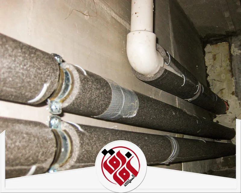 شركة عزل مواسير المياه بالخبر 0559915333 أفاق المملكة للعوازل فني متخصص بعزل مواسير المياه بدقة عالية لضمان حماية طويلة من التسربات والرطوبة.