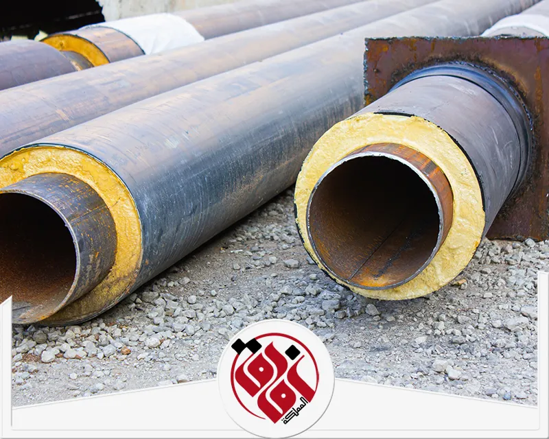 عزل المواسير الخارجية بالجبيل 0559915333 أفاق المملكة للعوازل يطبق الفني العزل بعناية على كل جزء من المواسير لضمان متانة طويلة الأمد.