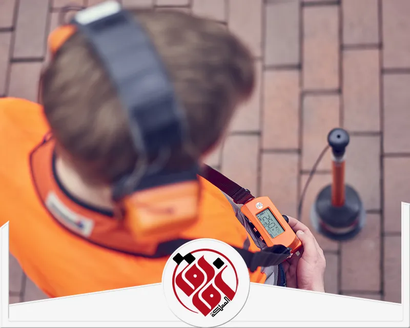 جهاز كشف تسرب المياه تحت الأرض 0559915333 آفاق الممكلة الصورة توضح كيفية استخدام جهاز كشف التسربات عبر الاستماع للأصوات وتحديد مكان التسرب بدقة.