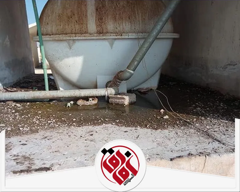 كشف تسرب الخزان الارضي 0559915333 آفاق المملكة تسرب مياه واضح حول خزان أرضي نتيجة تلف الأنابيب، مما يؤدي لتراكم المياه حوله.