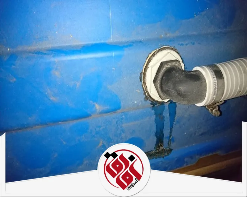 علاج تسرب الماء من الخزان البلاستيك 0559915333 آفاق الممكلة علامة على تسرب الخزانات: تسرب مياه حول وصلة الأنبوب، مما يشير إلى وجود خلل في الختم أو الاتصال بالخزان.