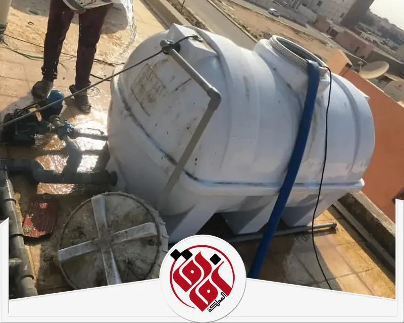 كشف تسربات الخزنات 0559915333 آفاق الممكلة خزان مياه بلاستيكي على السطح مع تسرب مياه حول الوصلات والأنابيب، مما يتطلب الإصلاح.