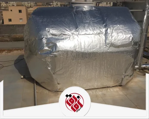 عزل خزان خارجي بطبقة عاكسة للشمس يبرز قدرتنا على تقليل تأثير الحرارة المباشرة على الخزانات المكشوفة.