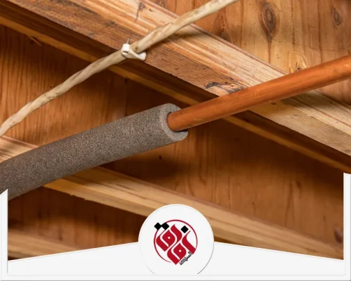 شركة عزل مواسير المياه بالنعيرية 0559915333 افضل شركات عزل مواسير المياه بالنعيرية تركيب عزل حراري على ماسورة نحاس بسقف خشبي بشكل منظم يقلل الفاقد ويحافظ على كفاءة خطوط المياه.