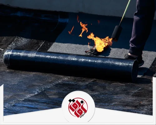 عزل اسطح بالظهران 0559915333 شركة أفاق المملكة فني يثبت لفائف البيتومين الحراري على السطح باستخدام اللهب لضمان عزل مائي محكم.