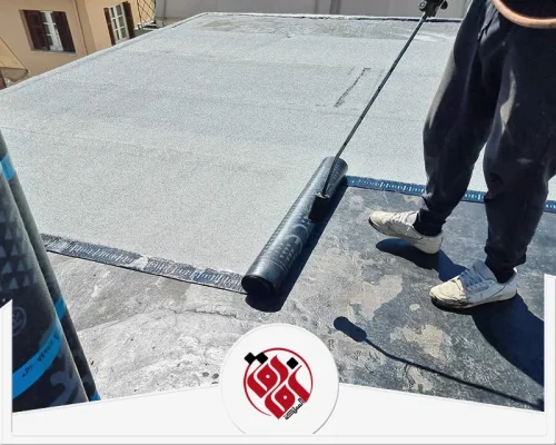 عزل مائي وحراري بالدمام 0559915333 شركة أفاق المملكة تنفيذ أعمال عزل الأسطح باستخدام لفائف العزل على سطح مبنى، مع فرد المادة وتثبيتها لحماية السطح من تسربات المياه والرطوبة.