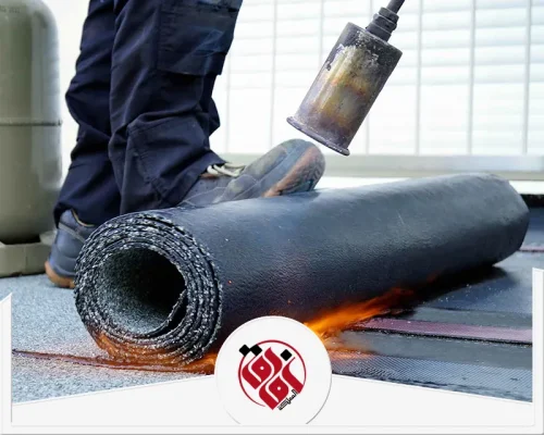 عزل الأسطح بالرولات البيتومينية في صفوى 0559915333 شركة افاق المملكة عامل يثبت لفائف البيتومين على السطح باستخدام شعلة حرارية لتكوين طبقة عزل مائي متماسكة.