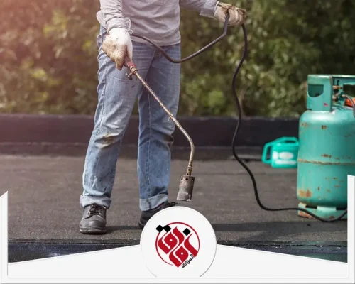 عزل ممبرين للاسطح بالدمام 0559915333 شركة أفاق المملكة عاملًا ينفذ عزل السطح باستخدام الشعلة الحرارية ولفائف العزل، مع تجهيز طبقة حماية تساعد على منع تسربات المياه والرطوبة.