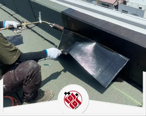 خطوات تنفيذ عزل الاسطح في الدمام 0559915333 شركة أفاق المملكة تنفيذ عزل بيتوميني عند حواف السطح والوزرات، مع استخدام شعلة حرارية لتثبيت طبقة العزل جيدًا على الجدار والسطح ومنع تسرب المياه من نقاط الالتقاء.