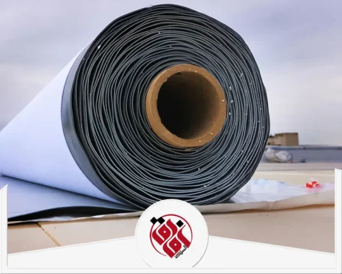 عزل الأسطح بالقطيف 0559915333 شركة أفاق المملكة لفة عزل بيتوميني جاهزة للتركيب، تُستخدم لحماية الأسطح من تسرب المياه والرطوبة.