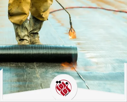 عزل اسطح بسيهات 0559915333 شركة أفاق المملكة عامل يثبت لفائف العزل البيتوميني على السطح باستخدام اللهب لتكوين طبقة مانعة لتسرب المياه