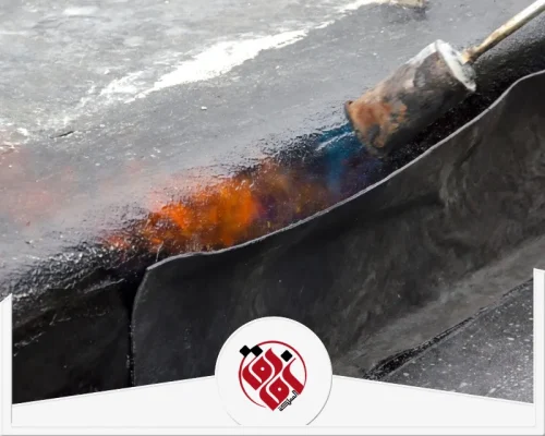 عزل فوم للأسطح بالقطيف 0559915333 شركة أفاق المملكة تثبيت لفائف العزل البيتوميني على السطح باستخدام موقد حراري لضمان الالتصاق وإغلاق الفواصل.