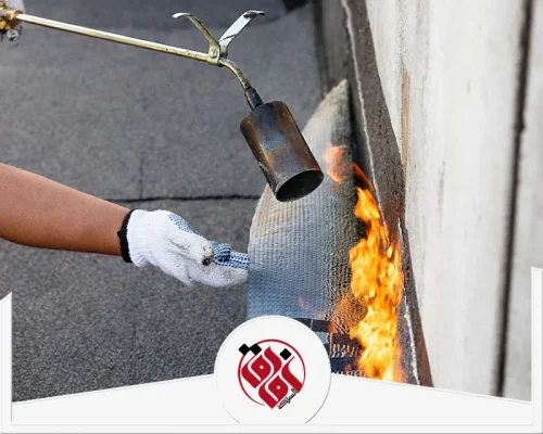 شركة عزل اسطح بسيهات 0559915333 شركة أفاق المملكة عامل يثبت لفائف العزل البيتوميني بالحرارة عند التقاء السطح بالجدار لمنع تسرب المياه.